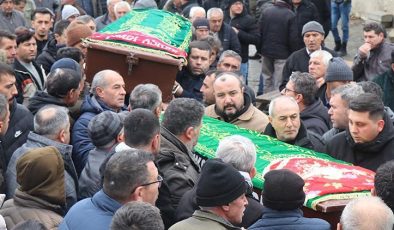 Anne, baba ve oğullarına acı veda… Tabutun üzerindeki örtü herkesi kahretti