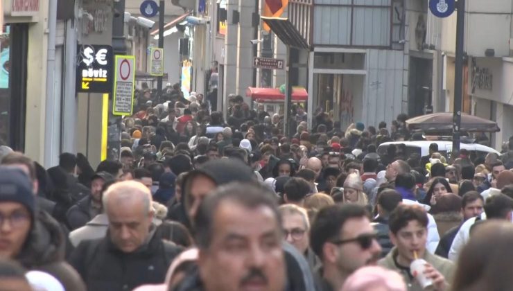 Yeni yıla saatler kala Taksim’e akın ettiler