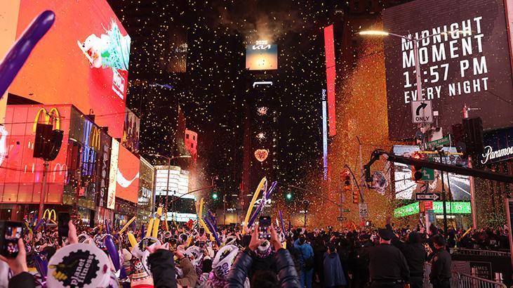 ABD’de yüz binlerce kişi yeni yıla New York Times Meydanı’nda girdi