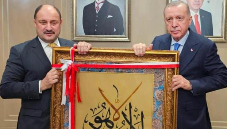 Başkan Erdoğan’a anlamlı hediye! Şanlıurfa Belediye Başkanı Gülpınar takdim etti