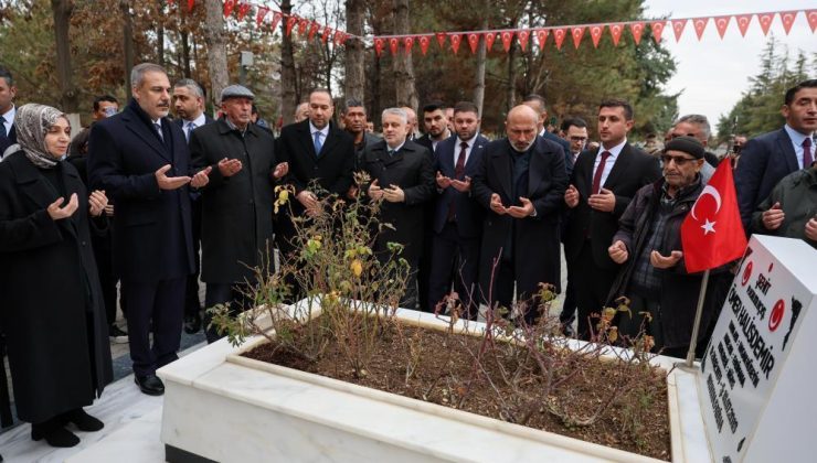 Dışişleri Bakanı Hakan Fidan, şehit Astsubay Ömer Halisdemir’in kabrini ziyaret etti