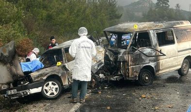 İzmir’de feci kaza! Otomobil alev aldı: 1 kişi hayatını kaybetti, 3 kişi yaralandı