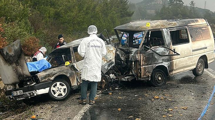 İzmir’de panelvanla çarpışan otomobil alev aldı! Sürücü öldü, 3 kişi yaralandı