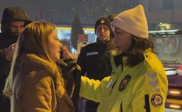 Polisi görünce aracı ve içindeki kadını terk edip kaçtı