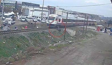 Raydan geçerken tren çarptı: Feci şekilde can verdi