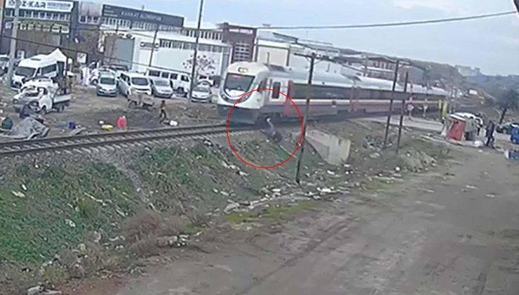 Raydan geçerken tren çarptı: Feci şekilde can verdi